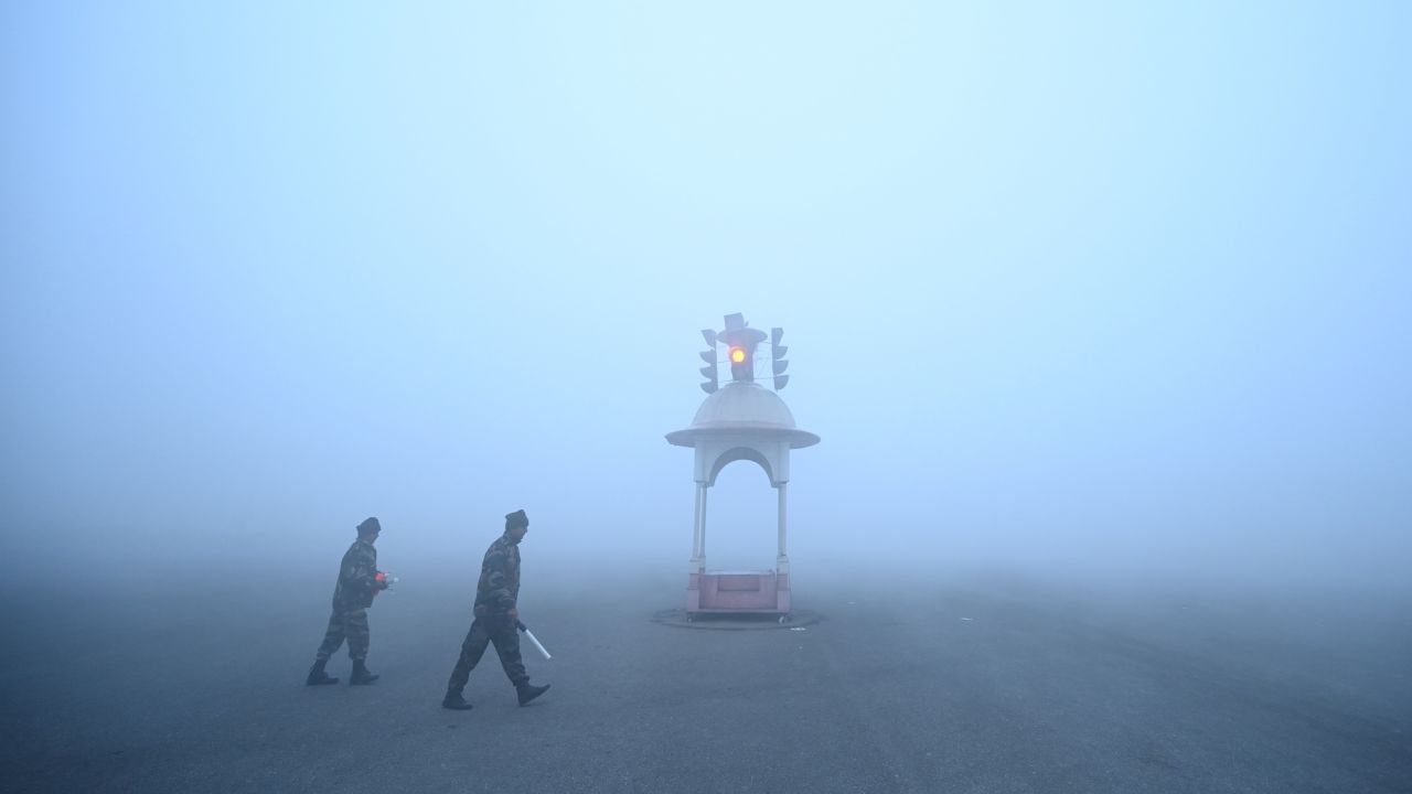 Sương mù dày đặc và tầm nhìn hạn chế ở New Delhi, Ấn Độ, vào ngày 9 tháng 1 năm 2023.