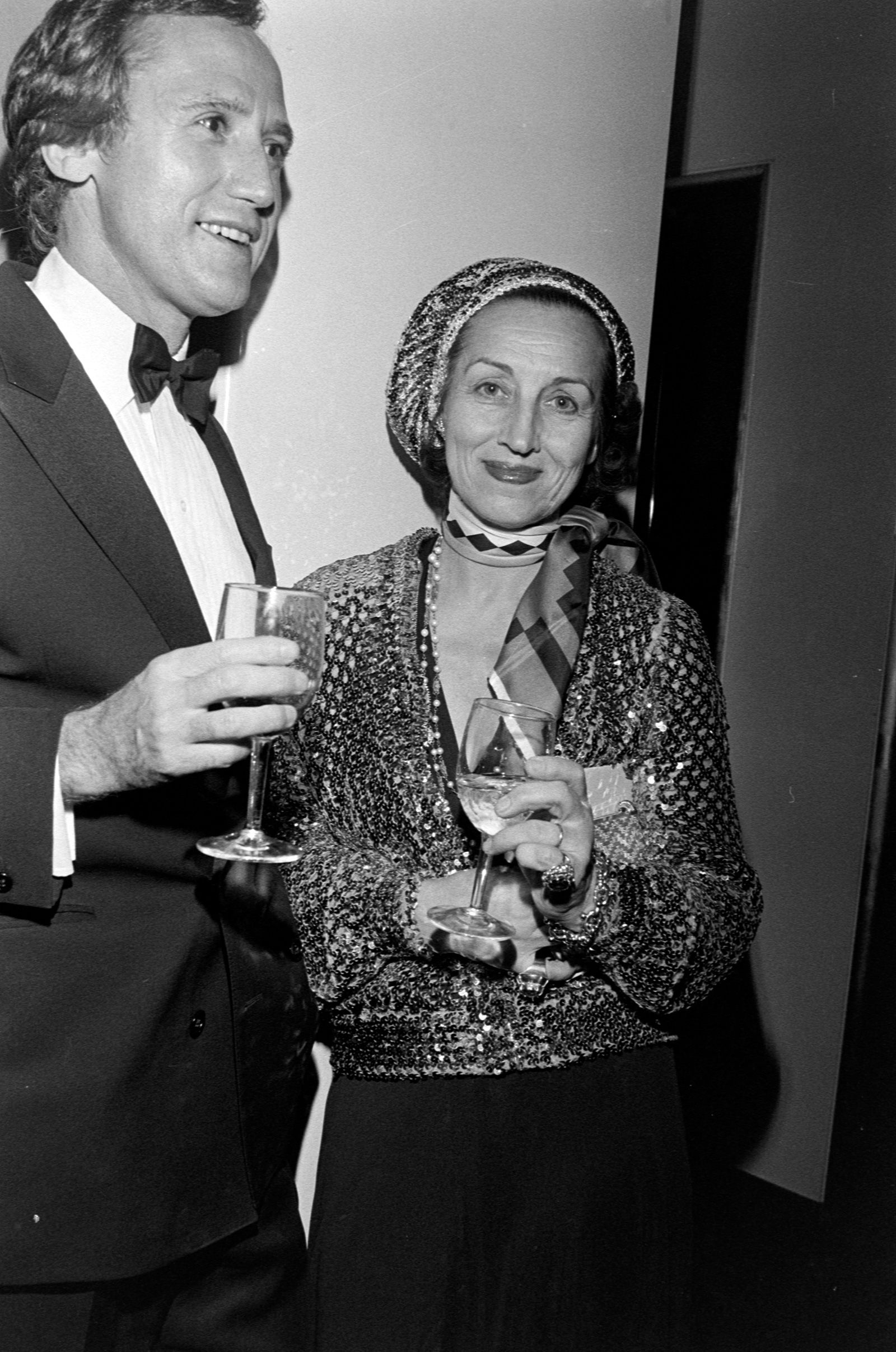 Francoise Gilot Salk (R) attends a party at Mr. Chow's, a restaurant in New York City, on October 15, 1980. (Photo by John Bright/WWD/Penske Media via Getty Images)