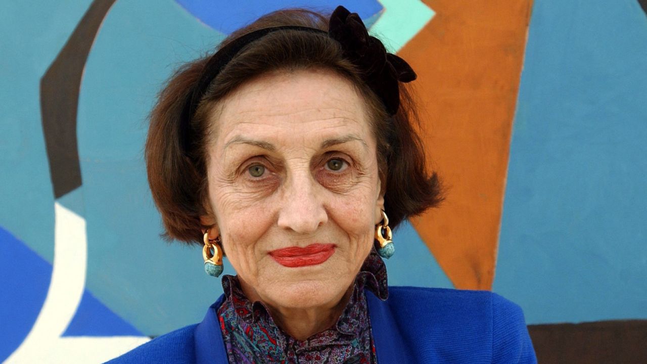 ARCHIV - Malerin und Schriftstellerin Francoise Gilot steht am 18.09.2003 in den Kunstsammlungen Chemnitz vor ihrem Bild «Night Sky» aus dem Jahre 1999. Die 1921 in Neuilly bei Paris geborene Künstlerin lebte von 1943 an zehn Jahre mit Picasso zusammen. (zu dpa «Die Frau, die Pablo Picasso den Laufpass gab: Francoise Gilot wird 95» vom 25.11.2016) +++(c) dpa - Bildfunk+++ Photo by: Wolfgang Thieme/picture-alliance/dpa/AP Images

Painter and writer Francoise Gilot stands in front of her picture "Night Sky" from 1999 in the Chemnitz Art Collections, September 18, 2003. The artist, who was born in Neuilly near Paris in 1921, lived with Picasso for ten years from 1943. (to dpa "The woman who gave Pablo Picasso the pass: Francoise Gilot is 95" from 25.11.2016) +++(c) dpa - Bildfunk+++ Photo by: Wolfgang Thieme / picture-alliance / dpa / AP Images