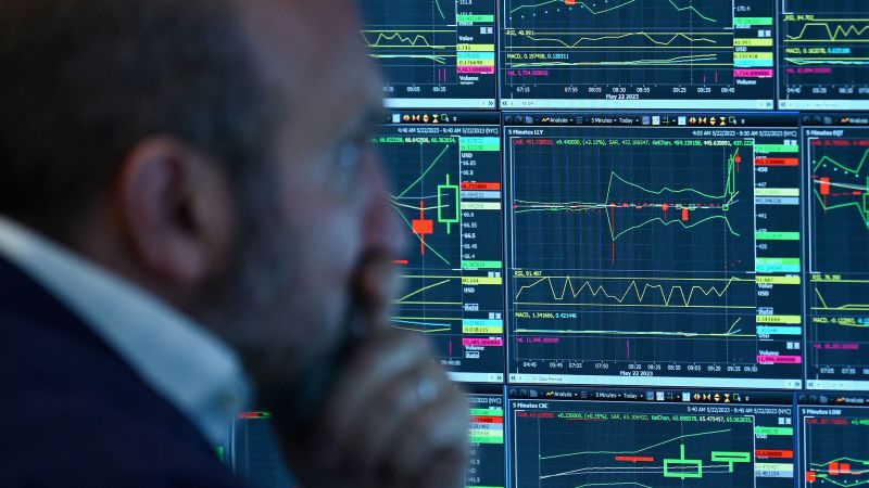NextImg:Americans' wealth rises by $3 trillion but remains below early 2022 peak | CNN Business