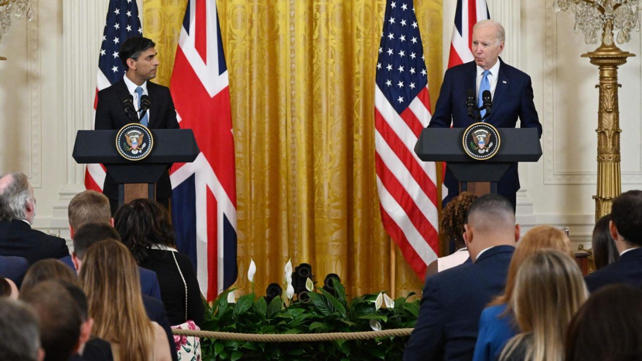 امریکی صدر جو بائیڈن اور برطانوی وزیر اعظم رشی سنک واشنگٹن ڈی سی میں وائٹ ہاؤس کے ایسٹ روم میں مشترکہ پریس کانفرنس کر رہے ہیں۔