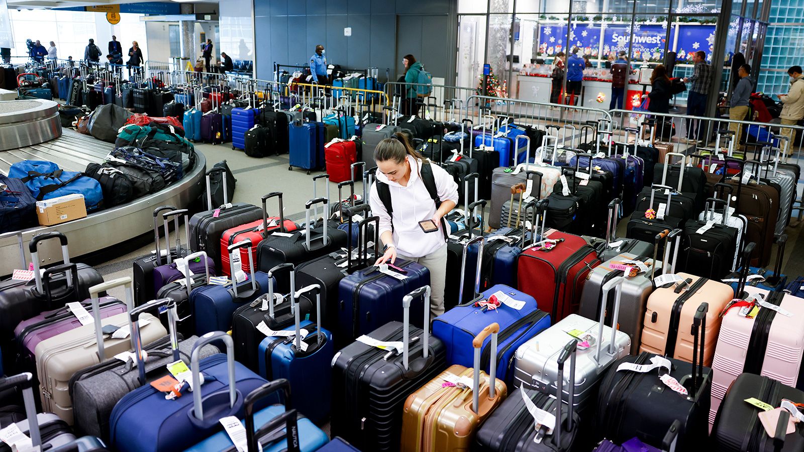 Airport worker shares simple hack to prevent losing your baggage