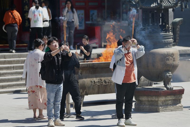 cnn.com - Laura He - China's temple visits skyrocket amid economic uncertainty | CNN Business
