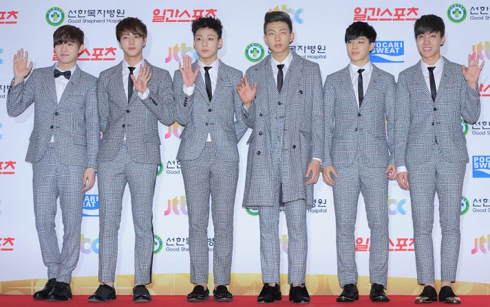 Early red carpet appearances, such as at the Golden Disk Awards in 2014, often saw the band opting for near-identical suits.