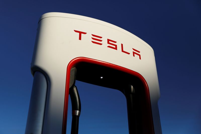 cnn.com - Peter Valdes-Dapena - Tesla stock charges upwards on deal with GM | CNN Business
