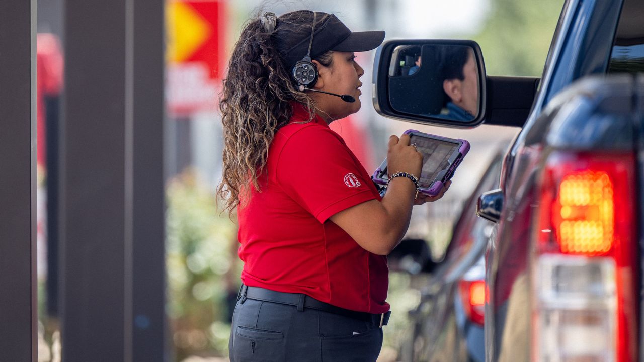 Tại Chick-fil-A, công nhân đôi khi đi xuống hàng drive-thru và nhận đơn đặt hàng bằng máy tính bảng.