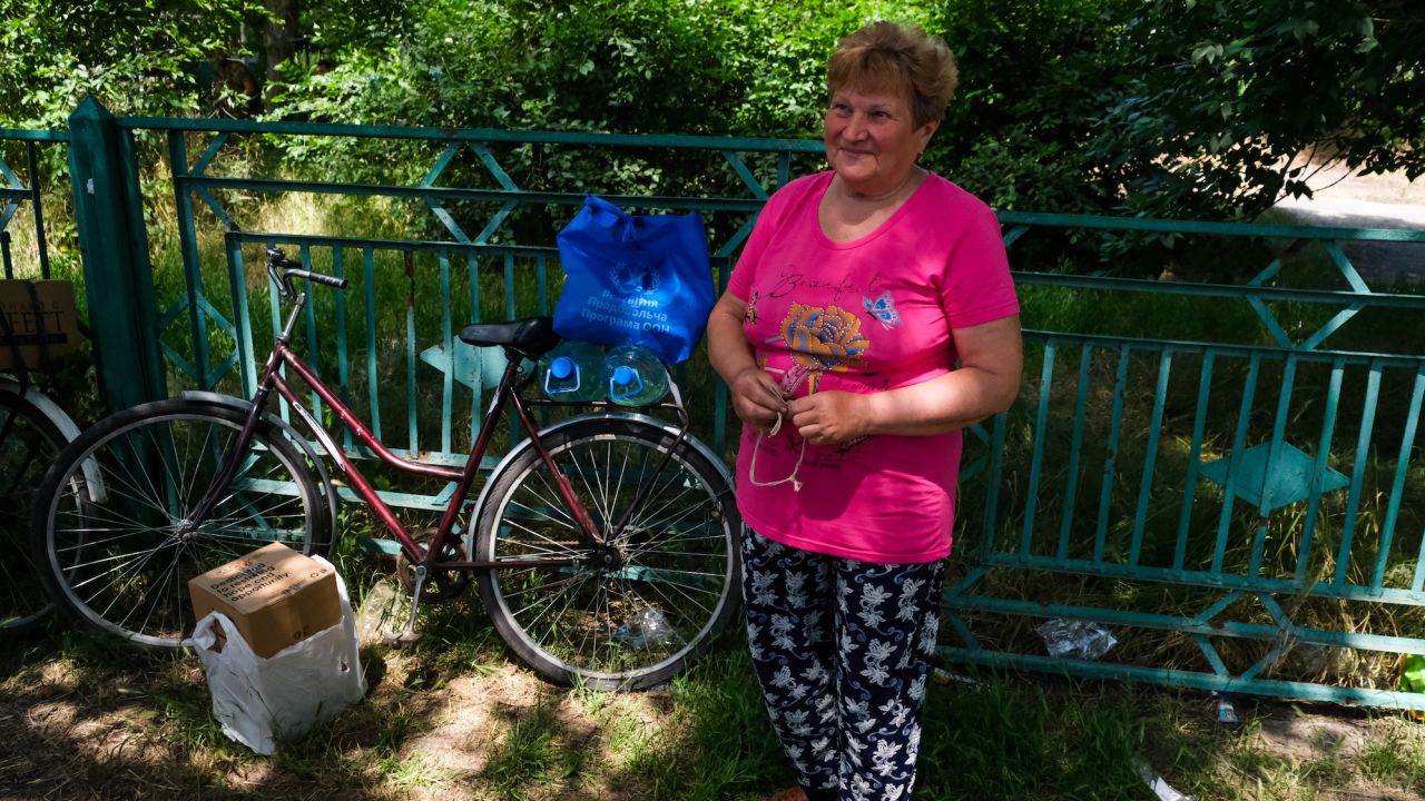 Olga Shumska, de 72 años, recogió su caja de ayuda y se prepara para volver a casa en bicicleta a pesar de los constantes bombardeos.