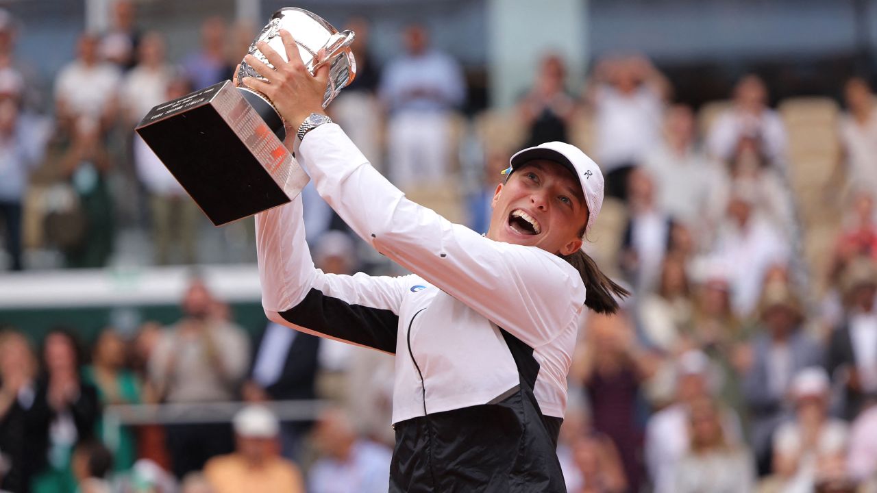 Poland's Iga Swiatek raises the trophy Suzanne Lenglen following her victory over Czech Republic's Karolina Muchova during their women's singles final match on day fourteen of the Roland-Garros Open tennis tournament at the Court Philippe-Chatrier in Paris on June 10, 2023. 