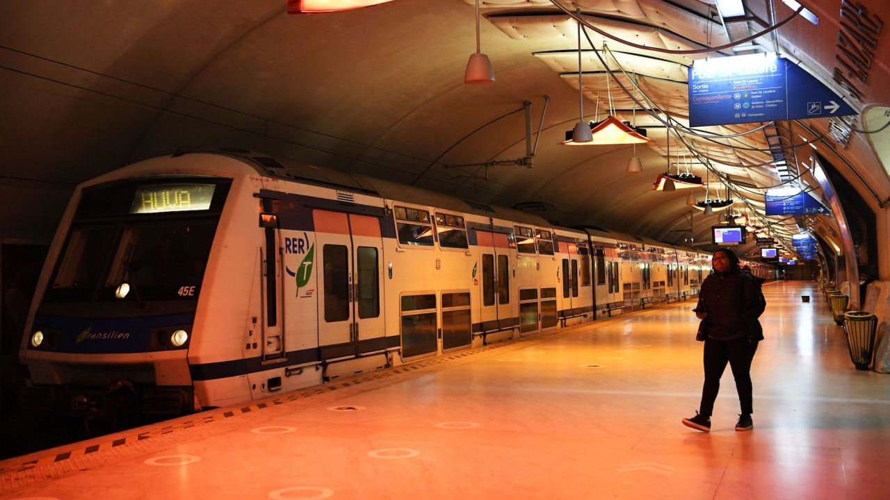 Solo una de las líneas de metro de París es completamente libre de escalones, y solo alrededor del 10% de las 332 estaciones de la red serán accesibles para sillas de ruedas antes de los Juegos.