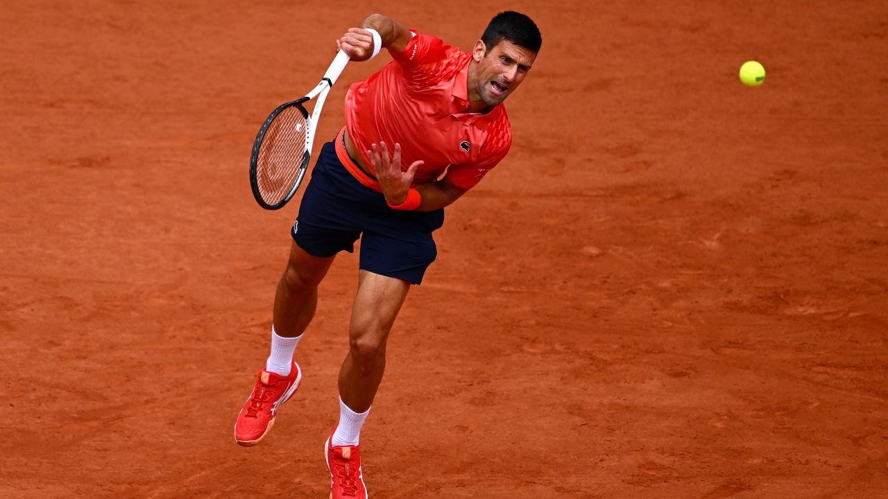 Sırp Novak Djokovic, 11 Haziran 2023'te Paris, Fransa'da Roland Garros'ta düzenlenen 2023 Fransa Açık'ın On Beşinci Günü Tek Erkekler Final maçında Norveçli Casper Ruud'a karşı servis atıyor.