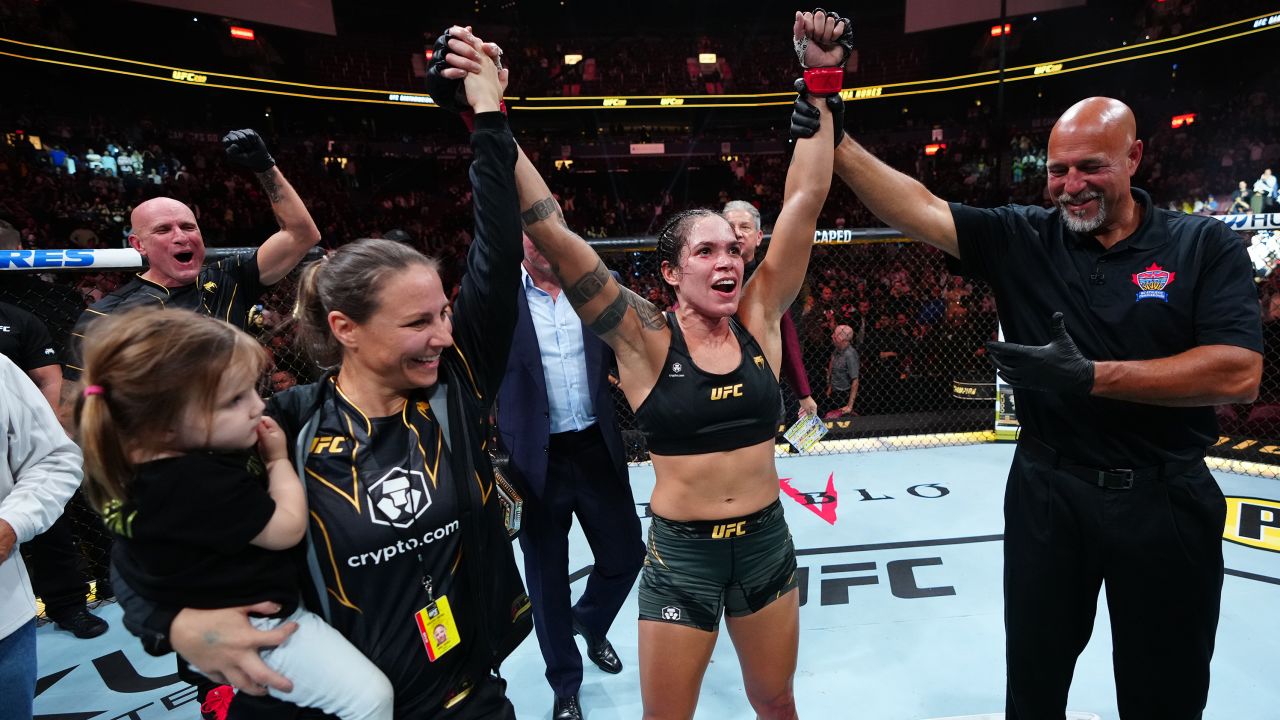 2023 年 6 月 10 日，在加拿大温哥华的罗杰斯竞技场举行的 UFC 289 比赛中，巴西选手阿曼达·努内斯庆祝她在女子最轻量级冠军争夺战中战胜墨西哥选手艾琳·阿尔达娜。