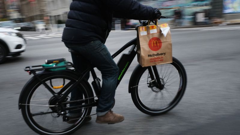 Read more about the article New York City announces minimum wage for app food delivery workers – CNN