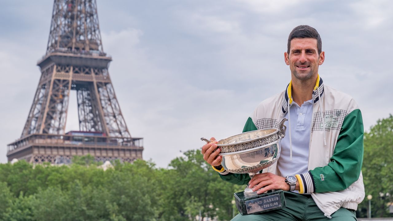 Djokovic, Eyfel Kulesi'nin önünde Fransa Açık kupasıyla poz veriyor.