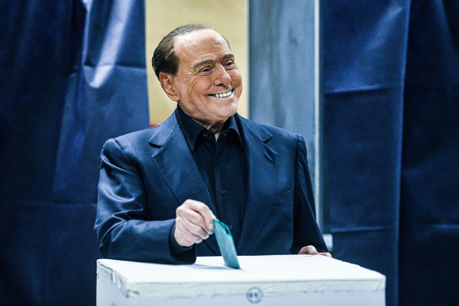 Berlusconi hedh votën e tij gjatë zgjedhjeve rajonale të Lombardisë në Milano më 12 shkurt.