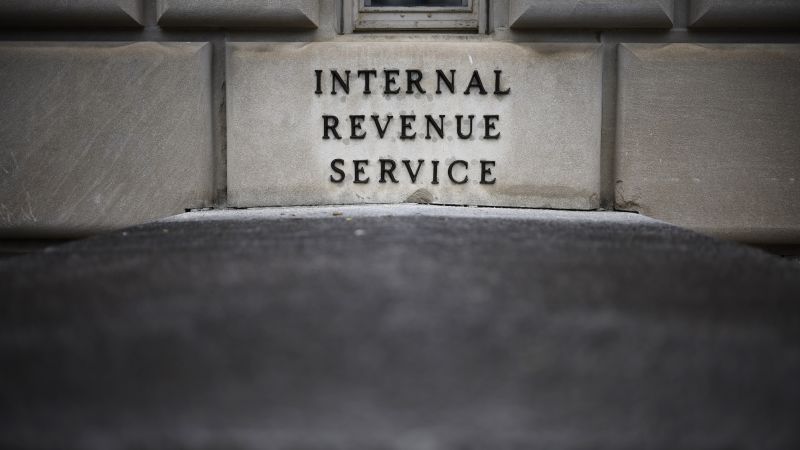 Бившият изпълнител на IRS обвинен в изтичане на данъчна информация