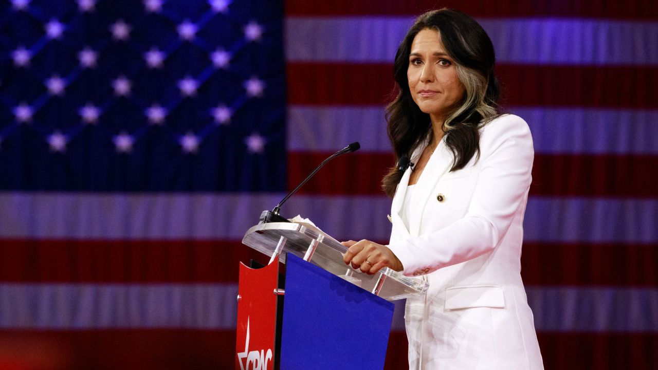 Tulsi Gabbard, ex-representante do Havaí, fala durante a Conferência de Ação Política Conservadora em Orlando, Flórida, em fevereiro de 2022.