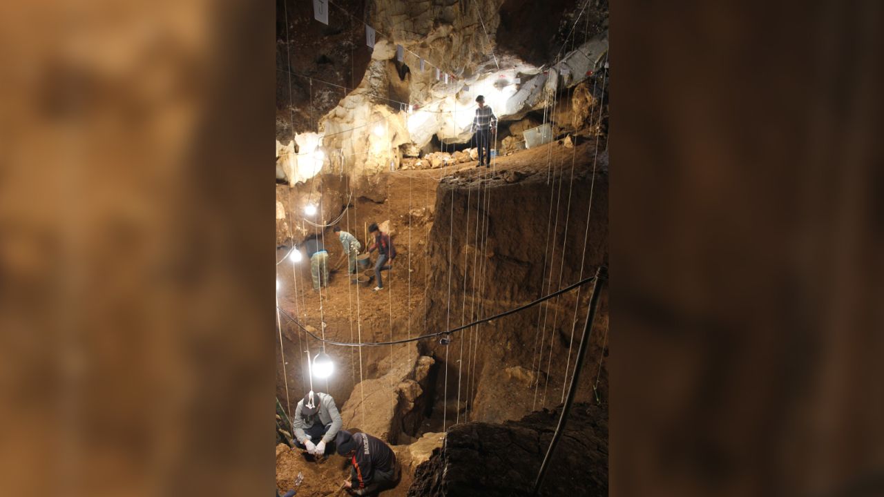 Gli archeologi ritengono che la grotta fosse occupata dai primi umani circa 50.000 anni fa.
