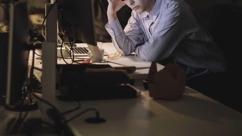 NextImg:Workers are historically stressed out and disengaged | CNN Business