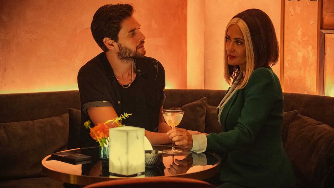 Salma Hayek Pinault y Ben Barnes en un episodio de la temporada 6 de 