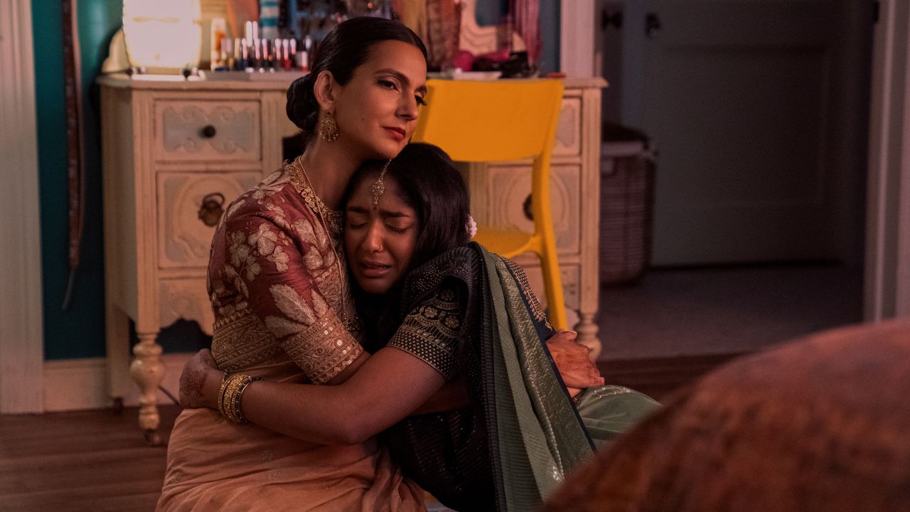 Never Have I Ever. (L to R) Poorna Jagannathan as Nalini Vishwakumar, Maitreyi Ramakrishnan as Devi in episode 410 of Never Have I Ever. Cr. Jessica Brooks/Netflix © 2023