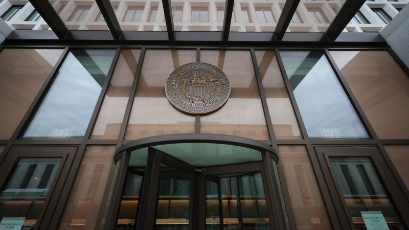 NextImg:American workers are becoming less productive. That's bad news for the Fed | CNN Business