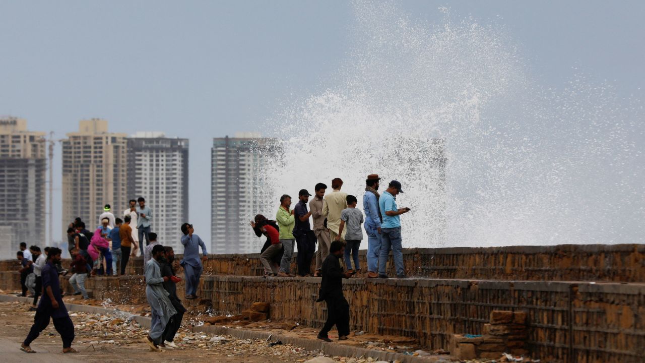 13 جون کو پاکستان کے کراچی میں کلفٹن بیچ پر سمندری طوفان بپرجوئے کی آمد سے قبل لوگ ساحل کے قریب جمع ہیں۔