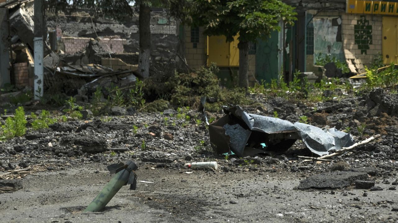 Los cráteres y los cohetes sin explotar son una vista común en la ciudad de Velyka Novosilka, que ha sido golpeada por las fuerzas rusas.