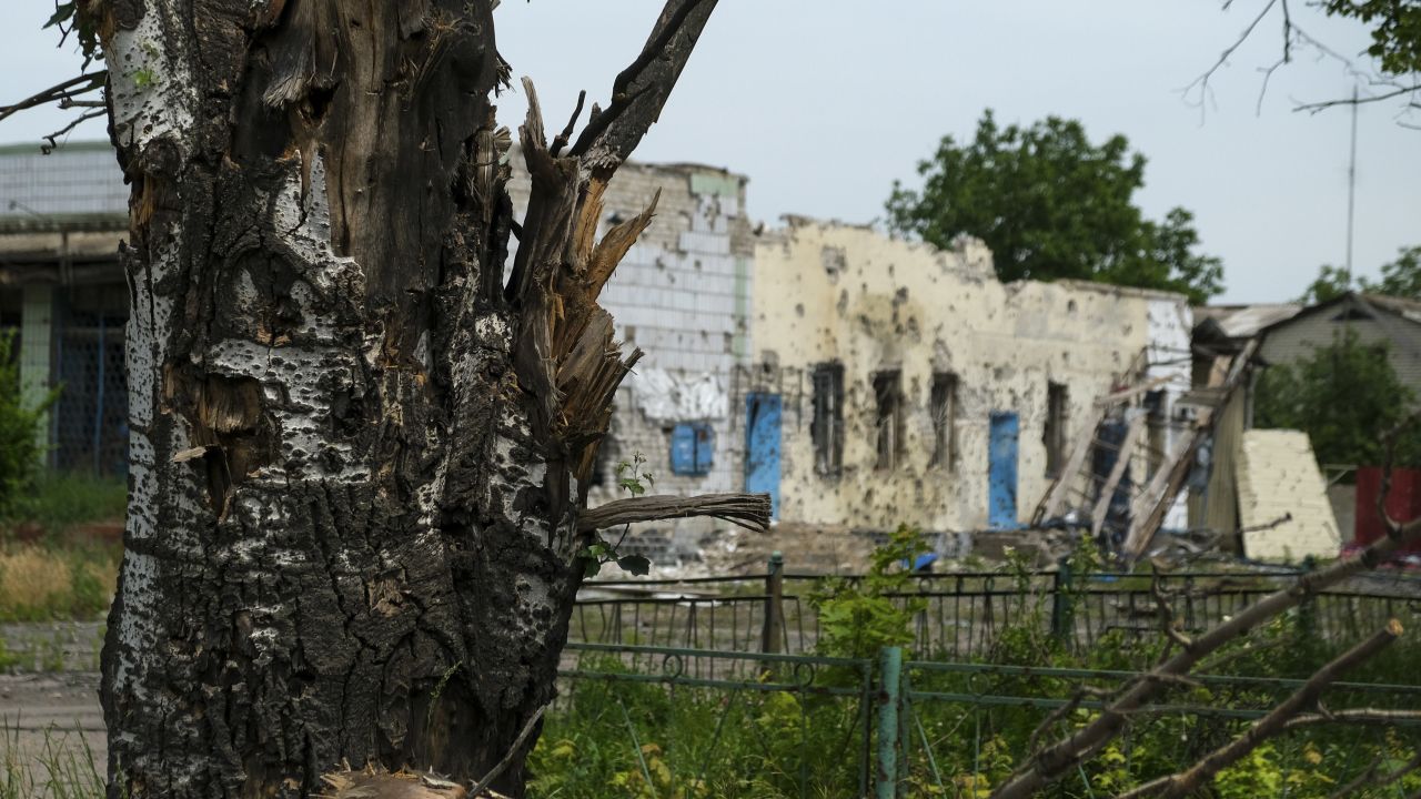 La ciudad de primera línea de Velyka Novosilka muestra las cicatrices de un año y medio de bombardeos.
