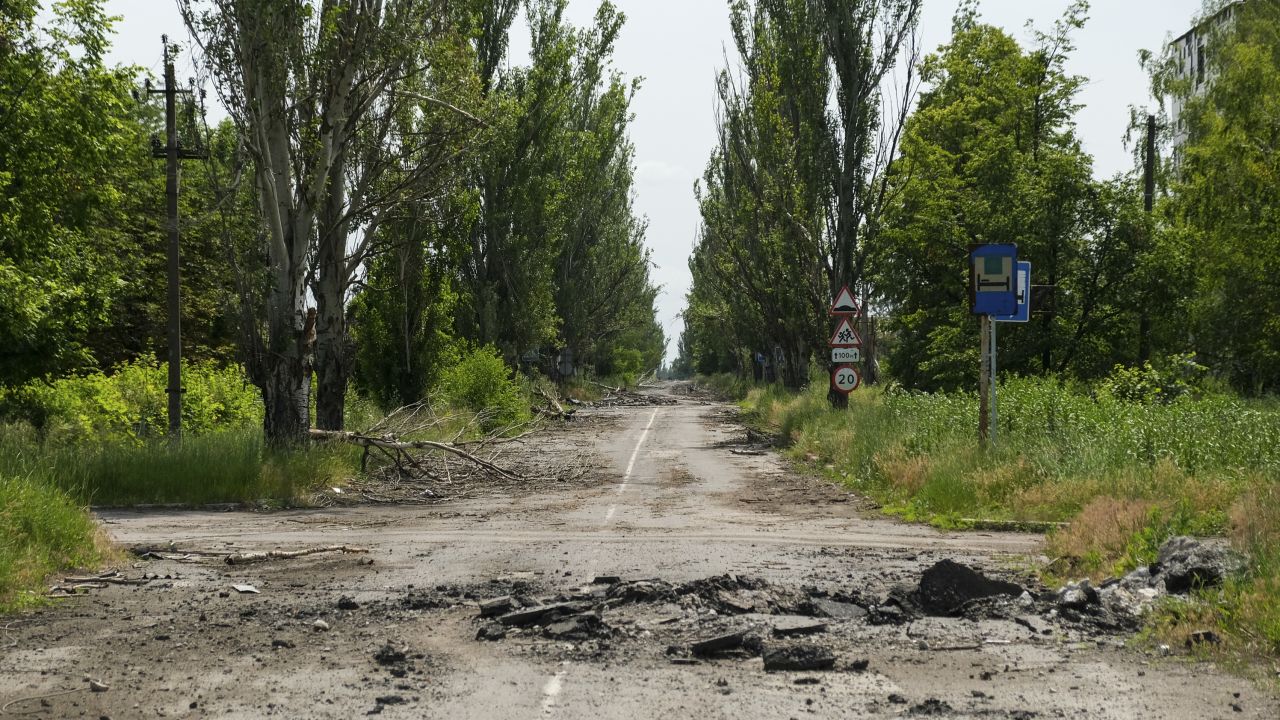 Las fuerzas ucranianas liberaron recientemente las aldeas de Neskuchne, Blahodatne y, más recientemente, Makarivka, unos kilómetros más adelante por esta carretera.