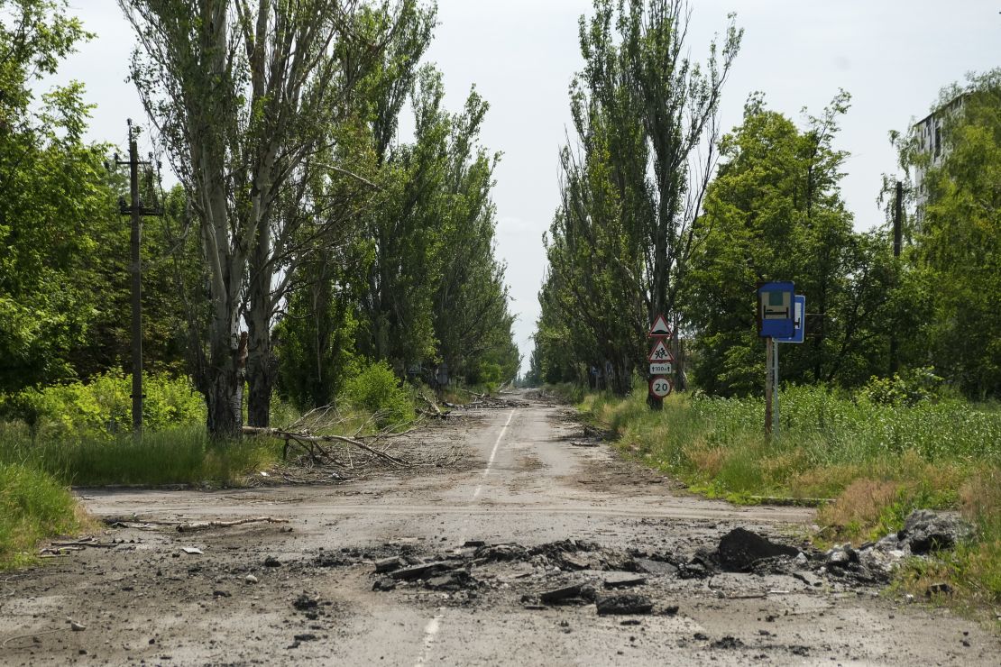Ukrainian forces have recently liberated the villages of Neskuchne, Blahodatne and more recently, Makarivka, a couple of kilometers down this road.