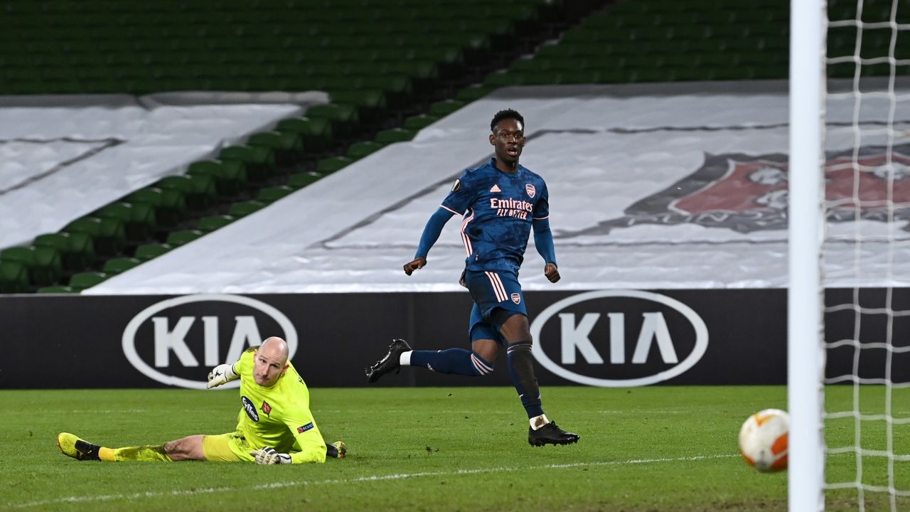 DUBLIN, IRELAND - DECEMBER 10: Folarin Balogun of Arsenal scores their team's fourth goal past Gary Rogers of Dundalk during the UEFA Europa League Group B stage match between Dundalk FC and Arsenal FC at the Aviva Stadium on December 10, 2020 in Dublin, Ireland.  The match will be played without fans, behind closed doors as a precaution for Covid-19.  (Photo by Charles McQuillan/Getty Images)