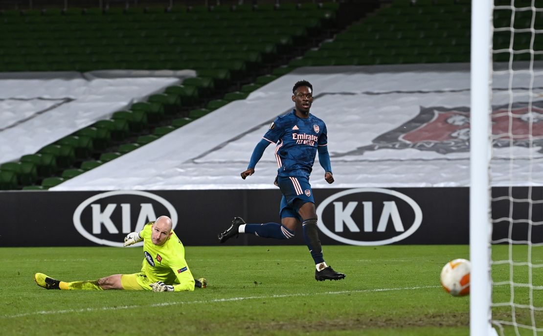 DUBLIN, IRELAND - DECEMBER 10: Folarin Balogun of Arsenal scores their sides fourth goal past Gary Rogers of Dundalk during the UEFA Europa League Group B stage match between Dundalk FC and Arsenal FC at Aviva Stadium on December 10, 2020 in Dublin, Ireland. The match will be played without fans, behind closed doors as a Covid-19 precaution. (Photo by Charles McQuillan/Getty Images)
