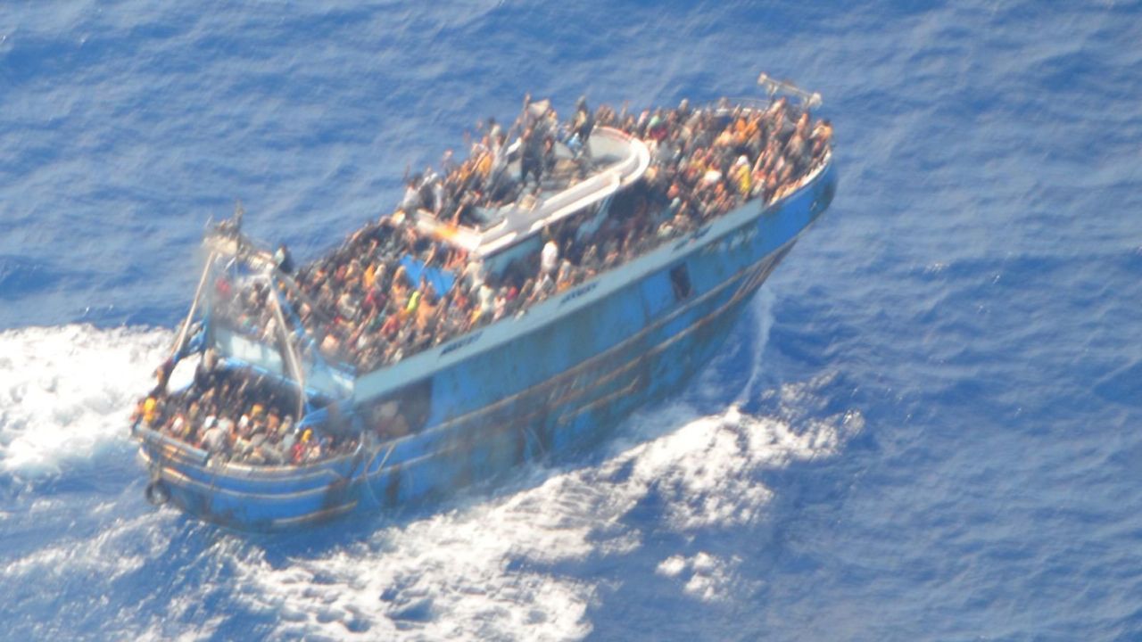 Un barco de refugiados fotografiado por la Guardia Costera griega el 13 de junio se hundió en el mar Mediterráneo el miércoles.
