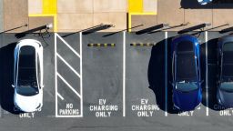 В аспект от въздуха колите на Tesla се зареждат в зарядна станция на Tesla на 15 февруари 2023 година в Корте Мадера, Калифорния. 