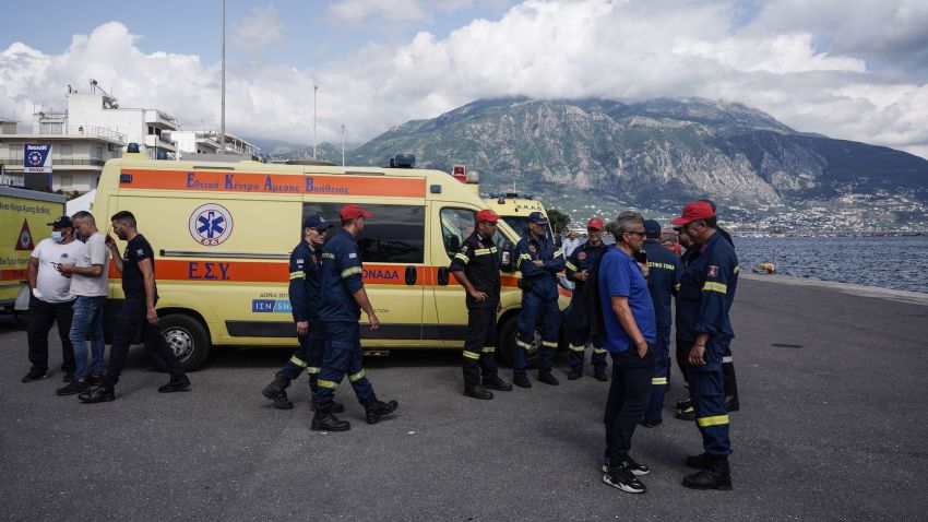 Rescuers and aid workers are operating at the port of Kalamata after a boat carrying dozens of migrants sank in the Ionian Sea, in Kalamata town, Greece, on June 14, 2023. At least 59 people died while more than 100 people have been rescued after the shipwreck. / ?????? ??? ?????? ??? ????????? ??? ??? ??????? ??????????? ??? ?? ????????? ??????? ??????? ??? ?????, ???? 14 ???????, 2023 (Photo by Menelaos Myrillas / SOOC / SOOC via AFP) (Photo by MENELAOS MYRILLAS/SOOC/AFP via Getty Images)