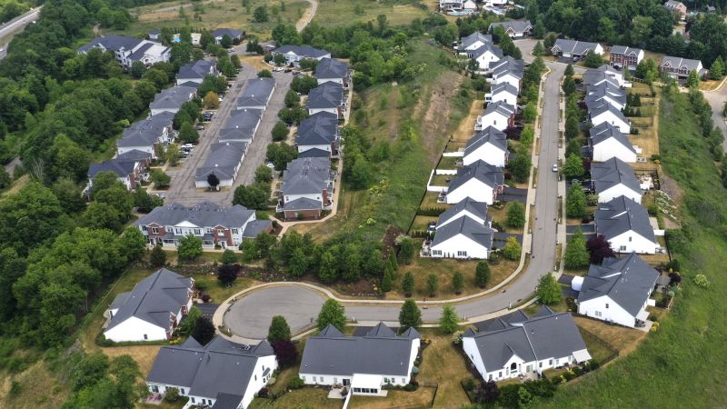 NextImg:Mortgage rates tick down for the second week in a row | CNN Business