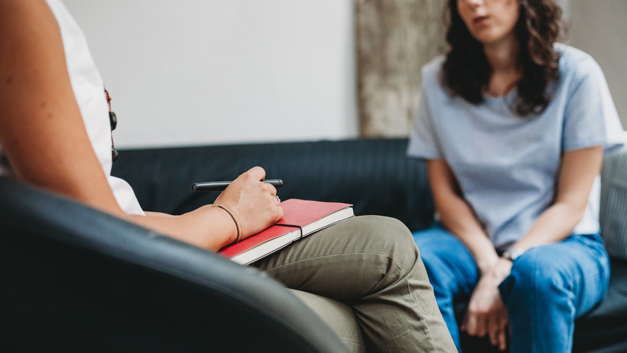 Meals habit: What it's and the right way to overcome it 1 Psychotherapy session, woman talking to his psychologist in the studio