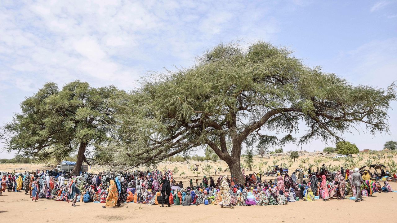 I rifugiati sudanesi che sono fuggiti dalla violenza e sono entrati in Ciad si riuniscono per la distribuzione degli aiuti il ​​30 aprile 2023.