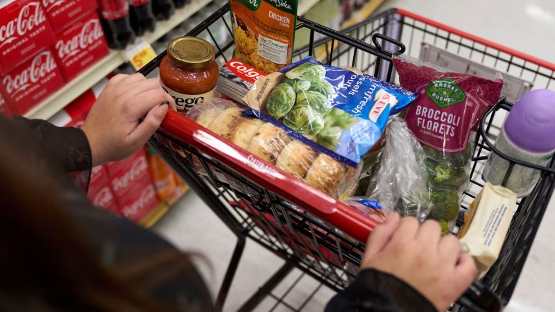 NextImg:Shoppers on food stamps buy less and go to food banks as benefits shrink | CNN Business