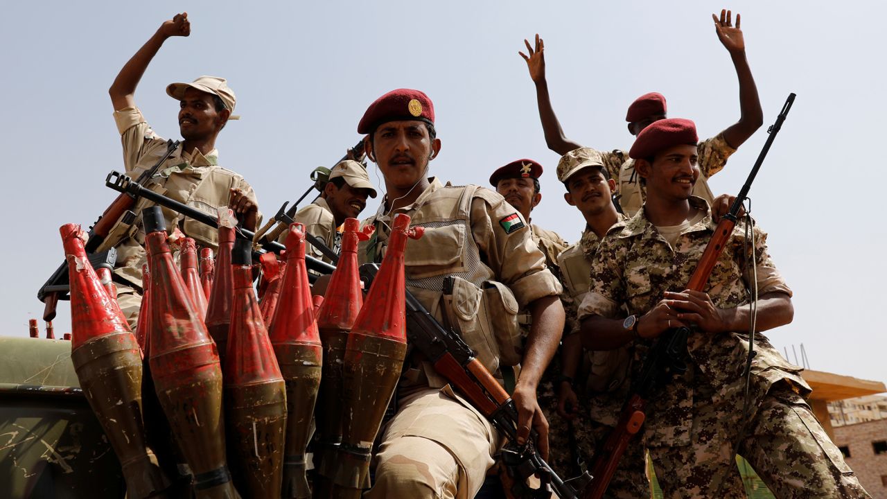 Combattenti delle forze di supporto rapido (RSF) guidate dal generale Mohamed Hamdan Dagalos (Hemedti) a Khartoum, in Sudan, il 18 giugno 2019.