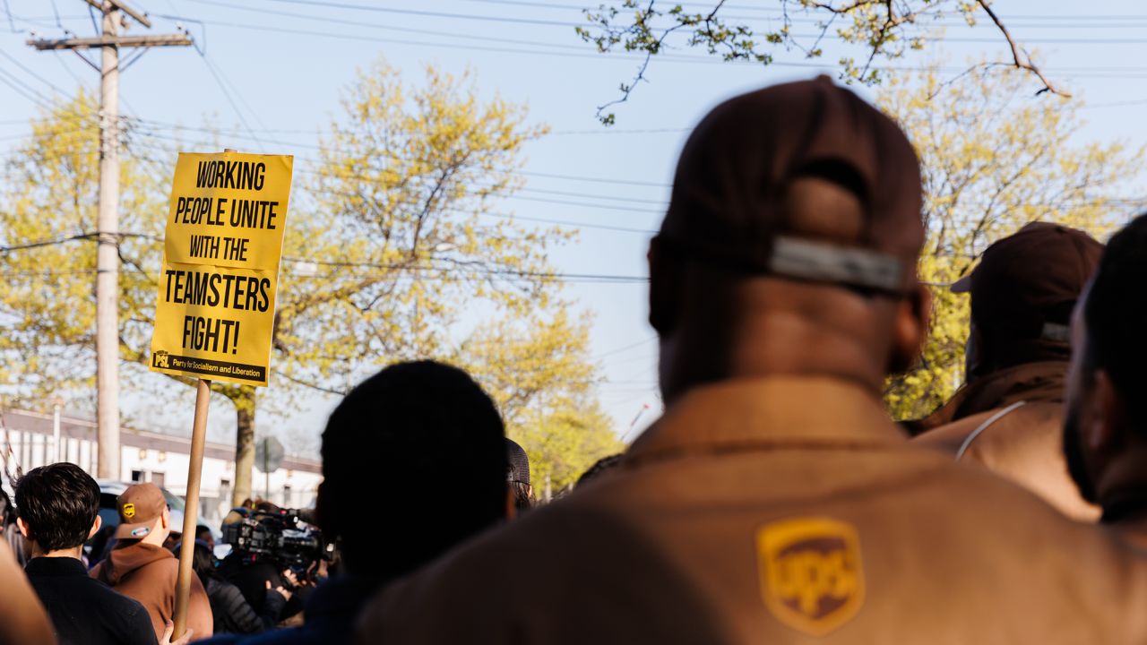 Nhân viên UPS và các thành viên Teamsters trong một cuộc biểu tình bên ngoài một trung tâm của UPS ở quận Brooklyn của New York, Hoa Kỳ, vào Thứ Sáu, ngày 21 tháng 4 năm 2023.