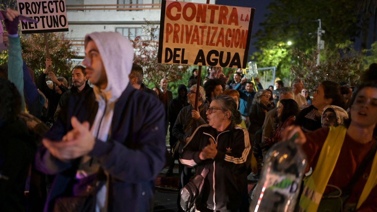 Personas que protestan contra los niveles más altos de sal en el agua del grifo en Montevideo el 15 de mayo de 2023.