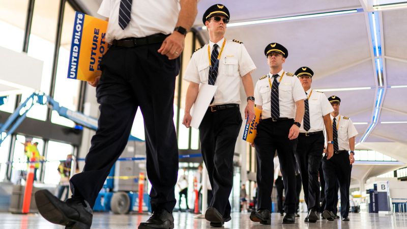 NextImg:Lawmakers wrangle over measures to address pilot shortage | CNN Business