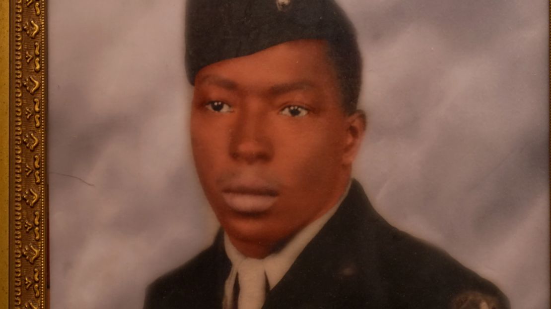 A portrait of Lee Vernon Newby Jr. wearing his military uniform