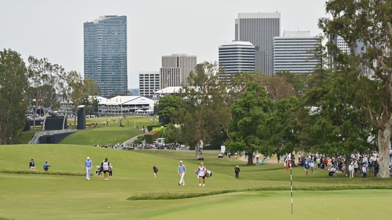 NextImg:US Open: Records tumble and hole-in-ones fall as Fowler and Schauffele lead breathless first round | CNN