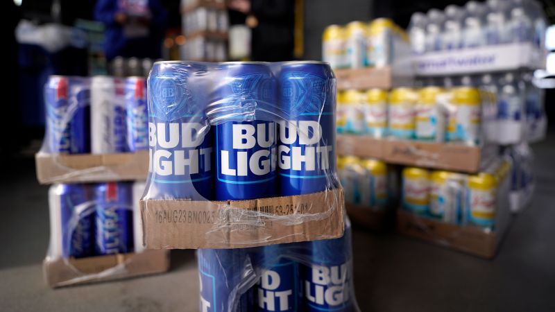 Read more about the article Anheuser-Busch is writing checks to distributors as Bud Light sales sink – CNN