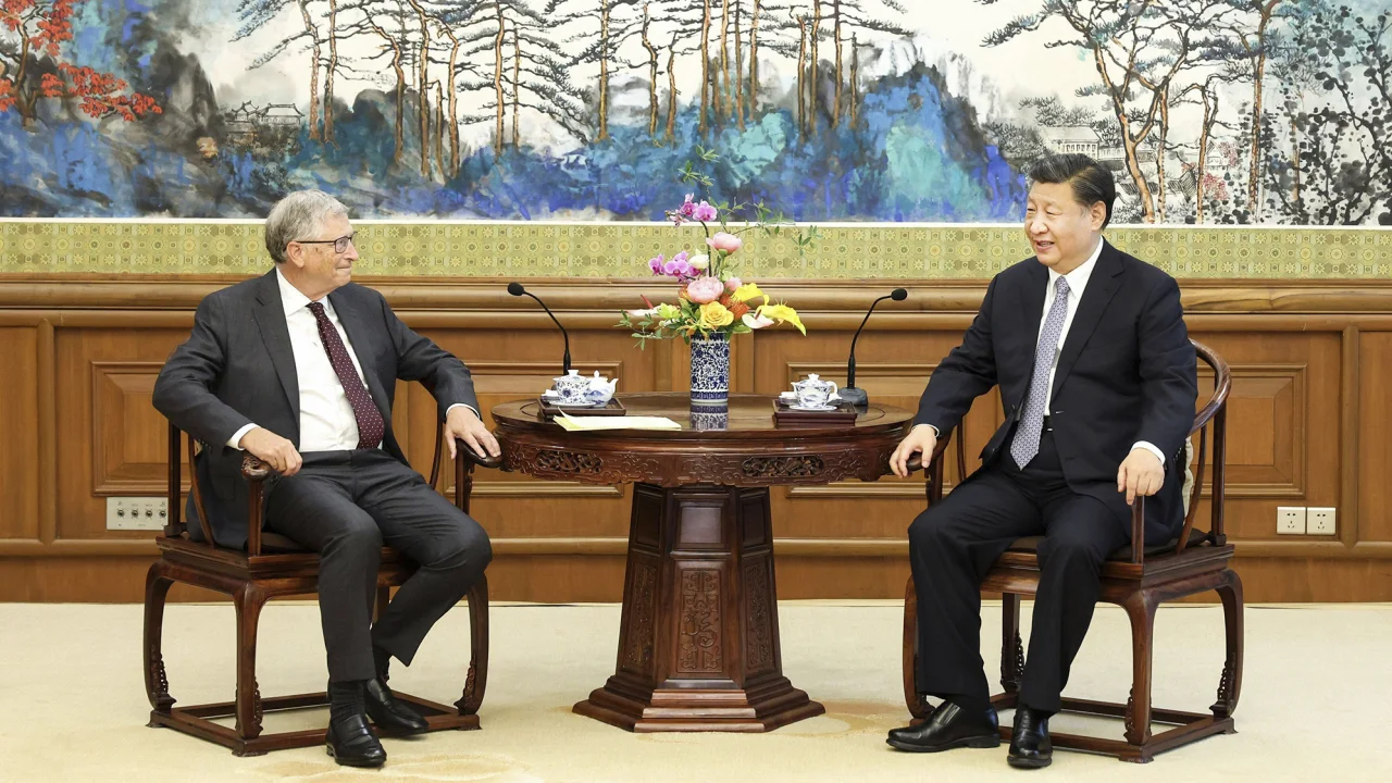 While Biden tries to start WW3 with China, Bill Gates visits good friend Xi Jinping 👍
