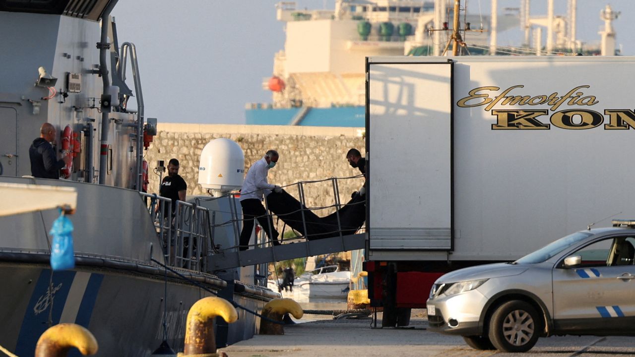 Arbeiter ersetzen Leichensäcke mit Migranten, die nach dem Kentern eines Bootes in Griechenland am 15. Juni ums Leben kamen.
