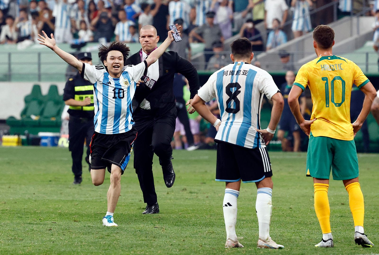 Lionel Messi: Young Chinese soccer fan gives security the slip to