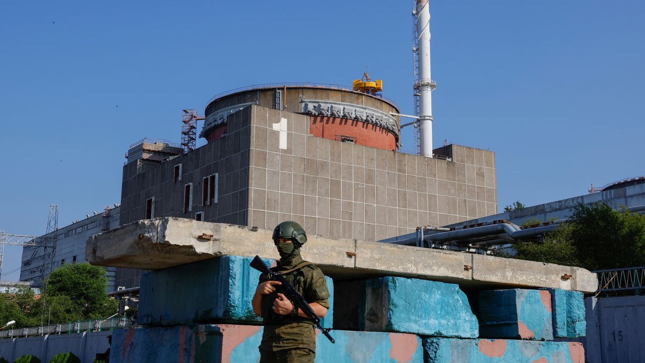 6月15日，一名俄罗斯军人在俄控乌克兰扎波罗热核电站附近的检查站站岗。